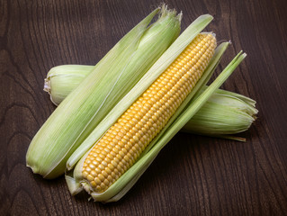 corn on cobs on rustic table