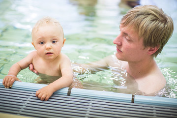 Achtung im Schwimmbad