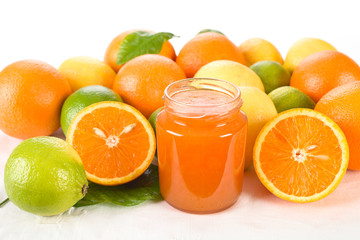 Orangenmarmelade und frische Früchte