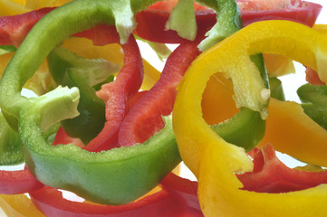 Rondelles de poivrons verts, jaunes et rouges