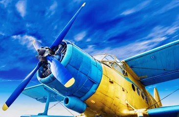 Selbstklebende Fototapete Blaue Jeans Flugzeug