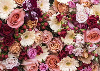 Blumenstrauss mit rosen und Johanniskrautbeeren