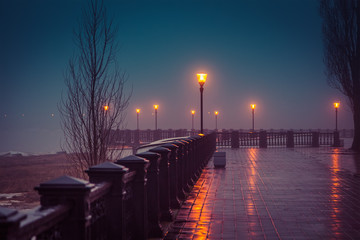 Туманный вечер на набережной Таганрога зимой - obrazy, fototapety, plakaty