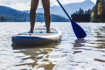 SUP-Board Fahrer auf dem Walchensee, Detailaufnahme