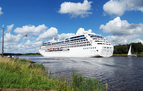 Kreuzfahrtschiff fährt auf Kreuzreise durch den Nord-Ostsee-Kanal in Rendsburg