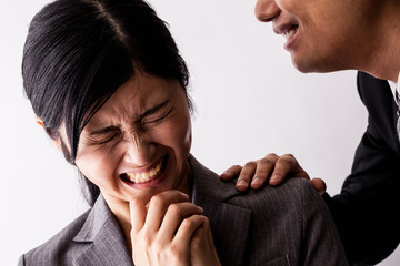 ハラスメントを受ける女性、セクシャルハラスメント