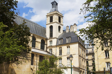 Fototapeta na wymiar View of buildings in Le Marais district in Paris