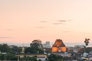 Obraz premium Wat Chedi Luang temple in twilight time of Chiang Mai City, Thai