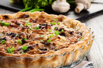 Cercles muraux Plats de repas Tart with chicken, mushrooms and cheese