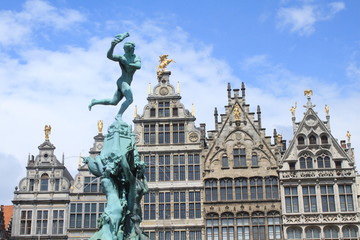 Fototapeta na wymiar Antwerpener Pracht / Brabobrunnen vor den Giebeln der Zunfthäuser auf dem Antwerpener Grote Markt