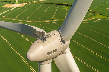 Luftbild und Nahaufnahme einer Windenergieanlage in einem Windpark