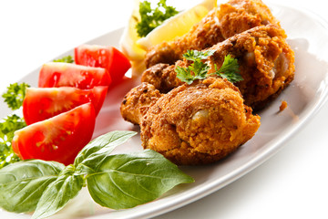 Roasted chicken drumsticks and vegetables 