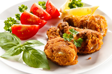 Roasted chicken drumsticks and vegetables 