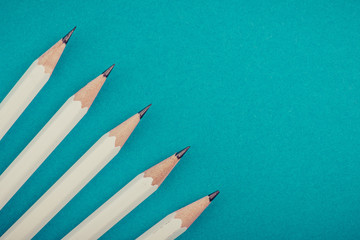 白い鉛筆,緑背景