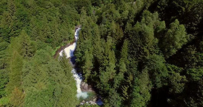 Aerial 4k - Torrente e cascata in montagna