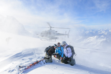 Fototapeta na wymiar Landeanflug auf einem Gletscher der Monte Rosa