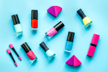 Obraz premium concept cosmetic set on blue background top view