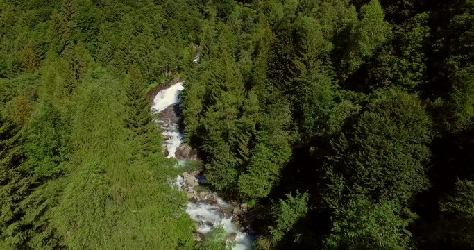 Aerial 4k - Torrente e cascata in montagna