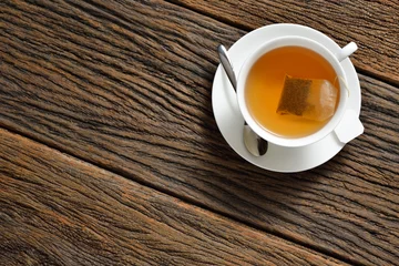 Crédence de cuisine en verre imprimé Theé Vue de dessus d& 39 une tasse de thé avec sachet de thé sur une table en bois