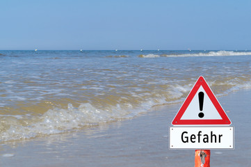 Achtung Gefahr Schild am Meer