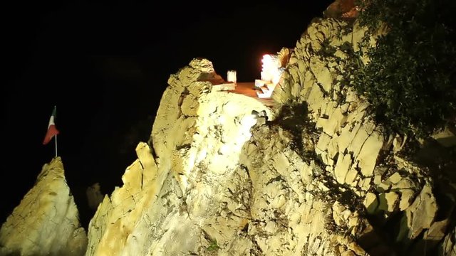 the famous cliff divers acapulco at night