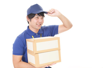荷物を運ぶ笑顔の宅配人