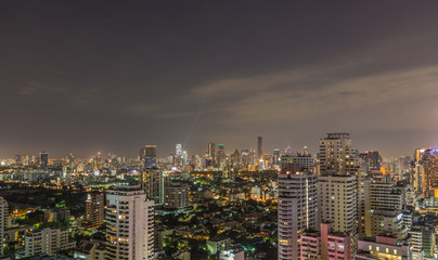 Fototapeta na wymiar Bangkok skyline bei nacht panorama