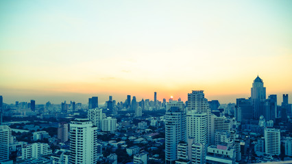 Fototapeta na wymiar Bangkok skyline bei Sonnenuntergang Panorama