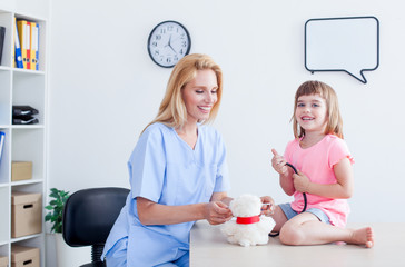 Obraz premium Cute little girl at doctor's office