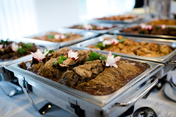 Buffet mit verschiedenen Gerichten