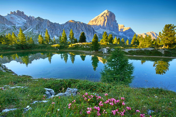 Lago di Limides, Bergsee in den Dolomiten am Sommerabend