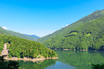 Fototapeta na wymiar 青空と湖と山の景色
