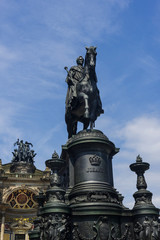 Fototapeta na wymiar König Johann und Semperoper in Dresden
