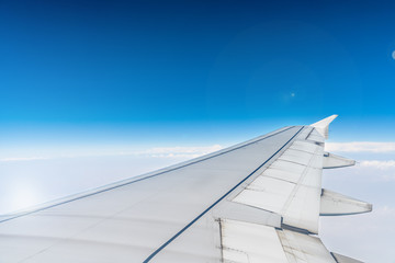 Obraz premium View of the wing through an airplane window