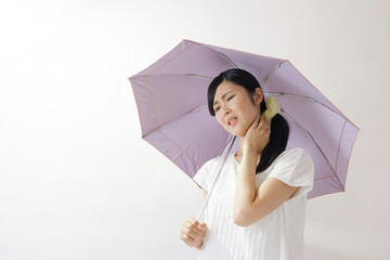 日傘をさす女性、憂鬱、暑い