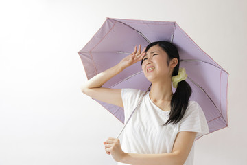 日傘をさす女性、憂鬱、暑い