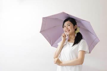 日傘をさす女性、ハンカチ