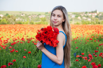 Naklejka premium young girl in the poppy field