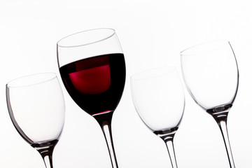Weingläser leer und mit Rotwein gefüllt in Reihe und Untersicht, Nahaufnahme
