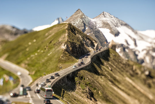 Mountain Traffic towards in the Alps, Gro&szlig;glockner