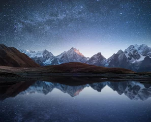 Gordijnen Nachtlandschap met een bergmeer en een sterrenhemel © Oleksandr Kotenko