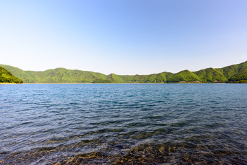 青空と湖と山の景色
