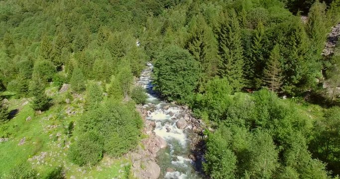 Aerial 4k - Torrente in montagna 