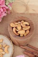 Roast cashew nuts with salt is delicious.