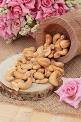 Roast cashew nuts with salt is delicious.