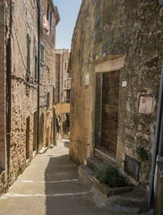 Street in Sorano, Tuscany - 117835537