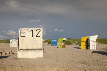 Dunkle Wolken über dem Sandstrand, Norddeich, Niedersachsen, Deutschland