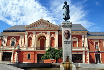 Klaipeda (Memel) - Städtisches Theater von Klaipeda mit dem Simon-Dach-Denkmal  
