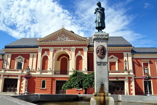 Klaipeda (Memel) - St&auml;dtisches Theater von Klaipeda mit dem Simon-Dach-Denkmal  