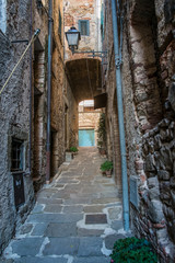 Fototapeta na wymiar Narrow street in Montemerano, Tuscany